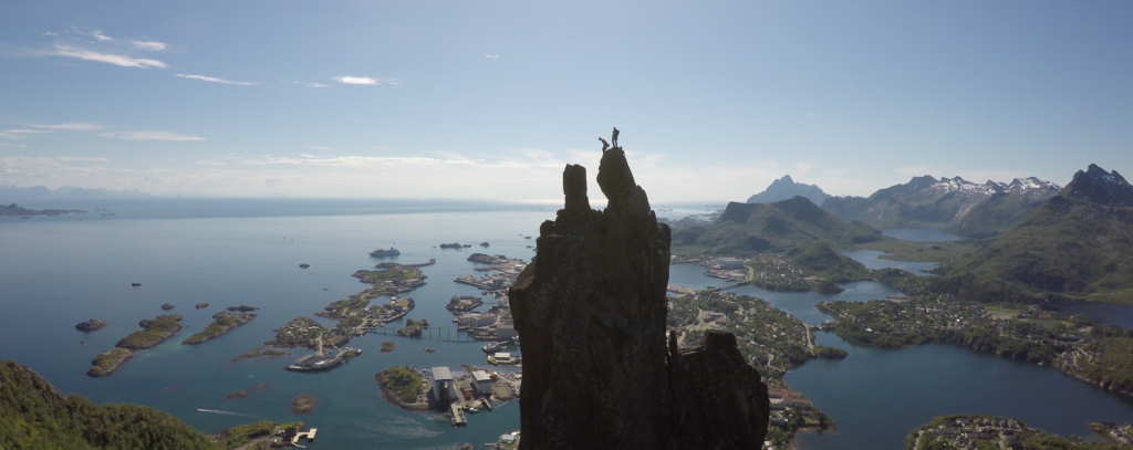 Svolværgeita med Svolvær i bakgrunnen